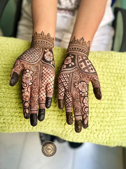 A lovely fusion design for Alefiyah. This mehendi combines the open spaces of Arabic style with the intricate patterns of Indian henna, featuring beautiful roses and gridwork.