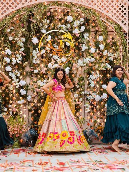 Bright pictures and even brighter smiles from this beautiful mehendi ceremony.