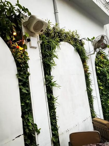 The natural green arches at Diablo restaurant. We used climbing plants to trace the architectural details, blending the building with nature.