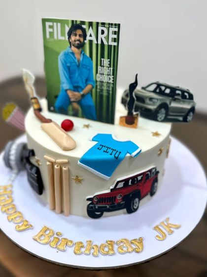 A close-up of the details on Jitendra Kumar's cake, including the Filmfare award and popcorn bucket.
