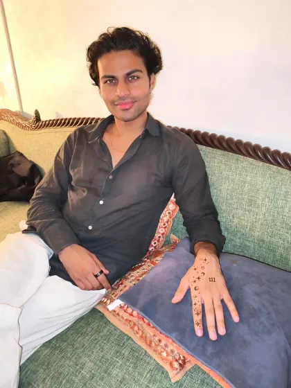 The full look of the celestial hand henna, a great example of modern, minimalist art.