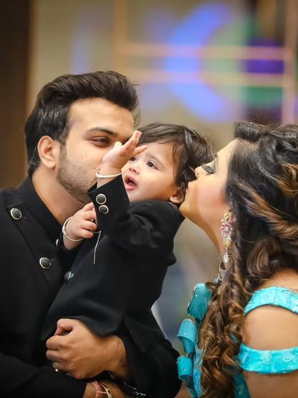 A sweet moment of affection between parents and their little one. These are the authentic family event photos we love to create.