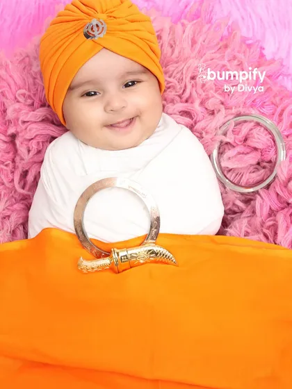Look at that heart-melting smile! This little one, dressed in a traditional Sikh patka and kara for his infant photoshoot, just filled my studio with so much happiness. It's an honor to capture these moments of cultural pride.