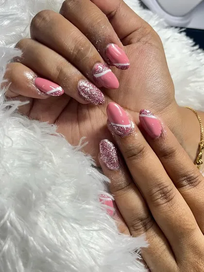 This acrylic extension set features a beautiful combination of dusty pink, sparkling glitter, and clean white line art. The design is modern and chic.
