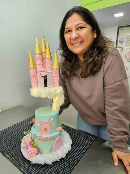 A fairytale moment with this floating castle cake for a first birthday. Making dreams come true is the best part of my job.