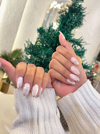 The almond shape and gold foil details make this wintery set extra special and elegant.