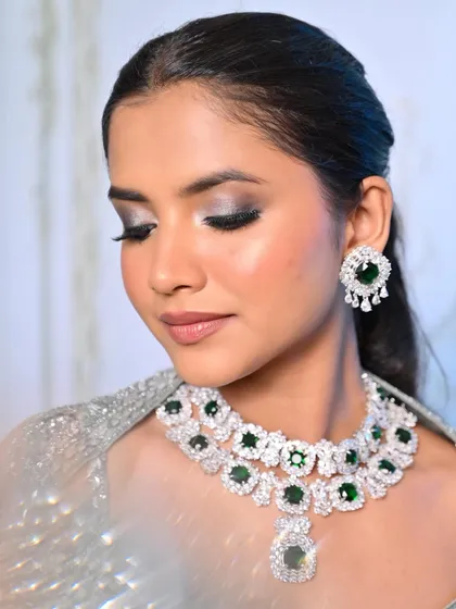 This smokey eye with a pop of emerald green is perfect for a cocktail or reception night. Our students learn to create a variety of glam looks.