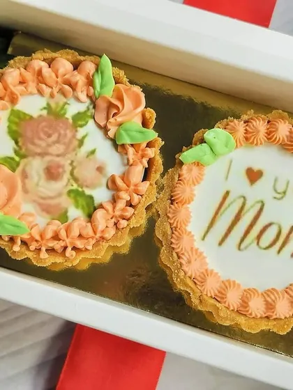 This Chocolate Mini Tart Hamper Box was a special creation for Mother's Day. It includes two custom-decorated chocolate tarts alongside fresh flowers for a beautiful and delicious gift.