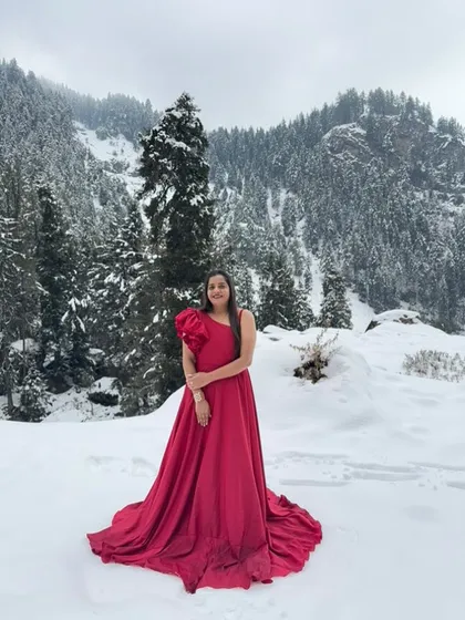 Planning a pre-wedding shoot in a dreamy location? We’ve got you covered. This stunning red one-shoulder gown creates a beautiful contrast against the snow, making for unforgettable pictures. Our party and pre-wedding gown rentals are perfect for creating those magical moments.