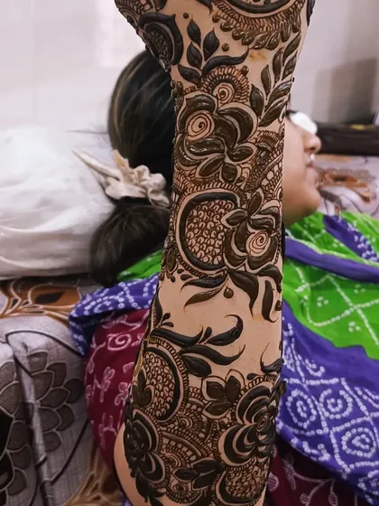 A close-up of the intricate shading and line work in a Dubai-style floral mehendi. The details are what bring these bold patterns to life.
