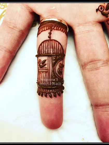 Found this minimal design from an old diary. A tiny, detailed birdcage on a single finger is a perfect example of how even the smallest mehandi can be beautiful.