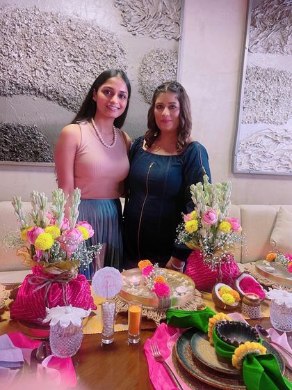 A lovely moment captured with a participant at one of our workshops. We created this vibrant, festive table together, filled with bright colors and beautiful flowers.