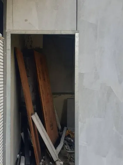 A closer look at the prefabricated panel installation. These foam-core panels, protected by steel sheets, provide an innovative and practical solution for adding rooms without overloading the structure.