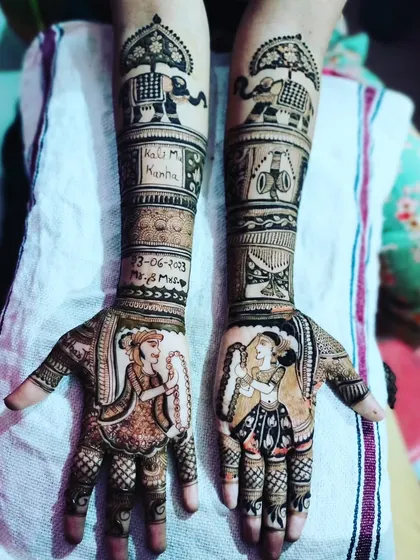 Here is a complete bridal and groom mehendi set that tells the couple's story. On one arm, we have the groom's portrait, and on the other, the bride's. We also included their names and wedding date to make it extra special. I can create similar personalized couple designs for your wedding anywhere in Mumbai or Pune.
