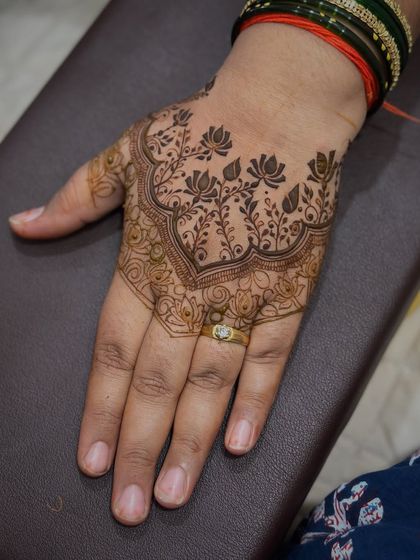The final look of the hand demo before the henna is fully scraped off. The design is clean, elegant, and shows a mastery of fundamental techniques.