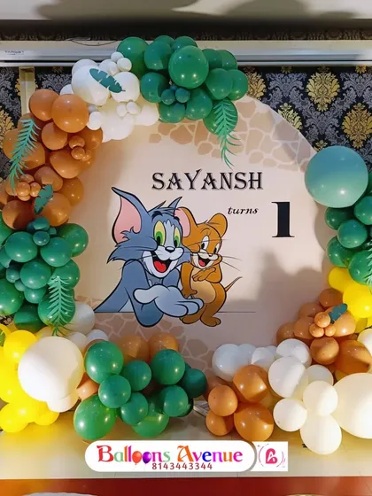 A slightly different angle of the Tom and Jerry balloon arch.