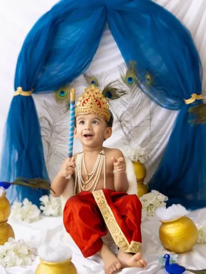 A joyful Kanha looking up with a big smile. His happiness is infectious! The blue and gold colour scheme is so regal and festive.
