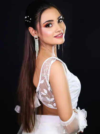 A beautiful smile that lights up the soft glam makeup. This is a versatile look that can be adapted for many different occasions.