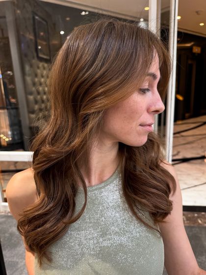 The side view of this no-bleach balayage highlights the face-framing layers and the beautiful interplay of light and dark brown tones.