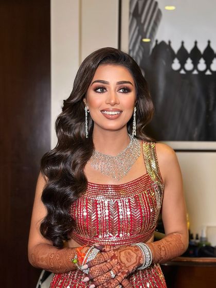 The happiest brides are the prettiest. Sakshi’s smile says it all. The makeup was kept glamorous with a focus on the eyes.