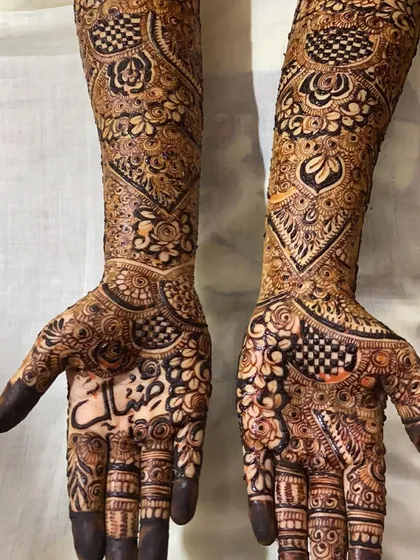 A clear shot of the full design on both hands.