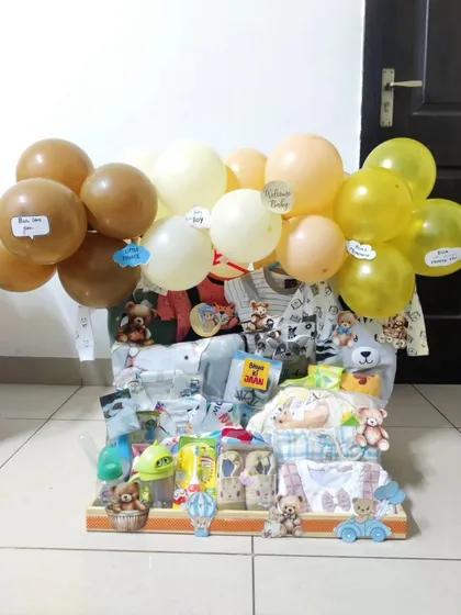 Another one of my teddy bear themed hampers, this one is overflowing with clothes and essentials. The neutral color palette and festive balloons make it a perfect welcome gift.