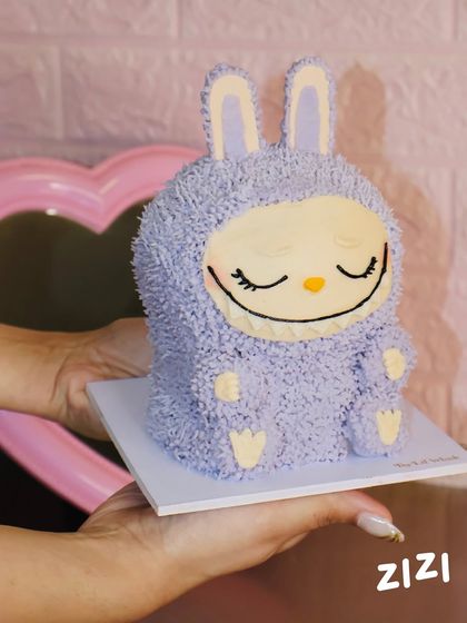 Presenting Zizi, the star of our 3D Labubu cake collection. This hand-held, fully sculpted purple cake is a true mischief-maker.