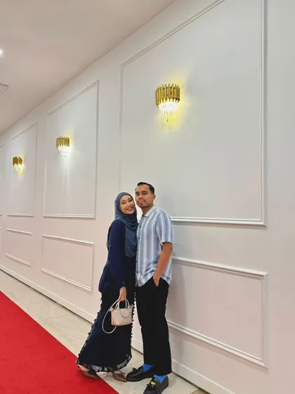 A lovely customer dressed up for an event with her off-white Metro Mini bag. This shows how this versatile little bag can even work for more formal occasions.