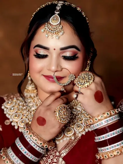 A close-up on the details. The alta on the hands, the sparkling jewelry, and the flawless makeup all come together to create a picture-perfect bride.