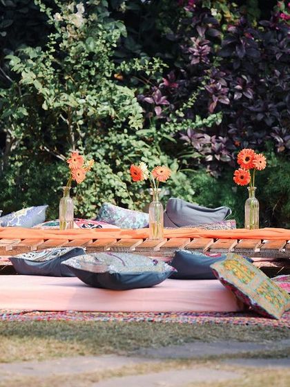 We created a dedicated picnic-style seating area for children, complete with games and coloring books. Thoughtful details like this ensure that guests of all ages have a wonderful time.