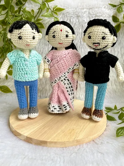 I was so happy to create this family replica for a wonderful customer. It’s such a special feeling to capture a family’s bond in crochet, from the mother’s beautiful Mekhela Sador to the father and son’s outfits. These dolls are more than toys; they are keepsakes of precious moments.