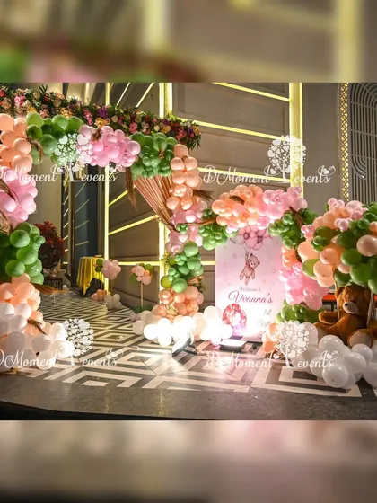 The entrance setup for the boho teddy bear party, featuring a beautiful arrangement of green, pink, and peach balloons with teddy bear props.