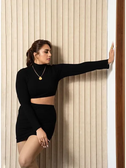 Another pose in the black Superdown set, showing its versatility and modern appeal.