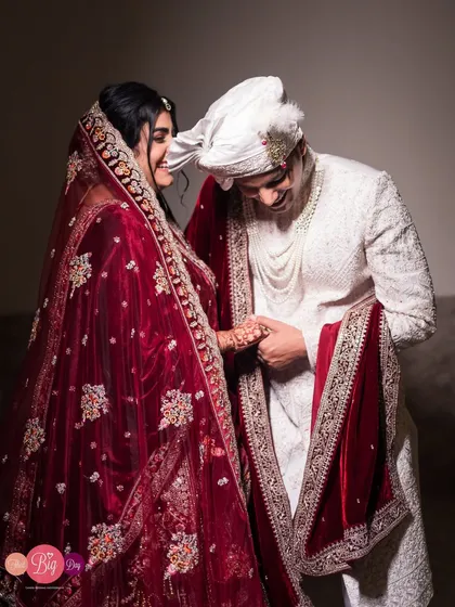 Who said happily ever after can’t come with endless giggles? Hityshi and Pratik share a laugh in this candid wedding portrait.