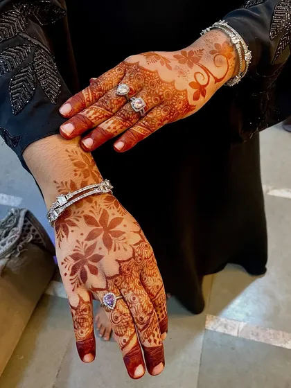 A new design with a beautiful stain. This Gulf-style floral pattern looks so elegant, with a mix of delicate lines and bold shapes, all in a rich henna color.