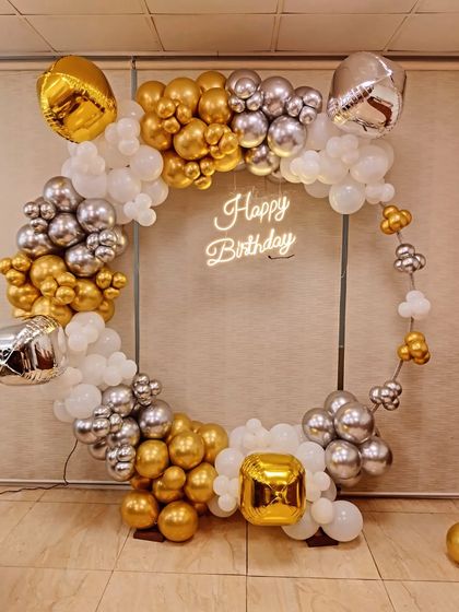An elegant gold, silver, and white balloon ring. This classic color combination is perfect for milestone birthdays or any sophisticated celebration.