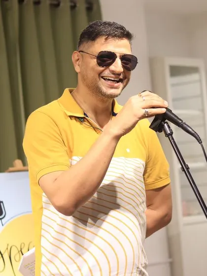 Laughter and good vibes from this performer at the "Speaking Souls" event.