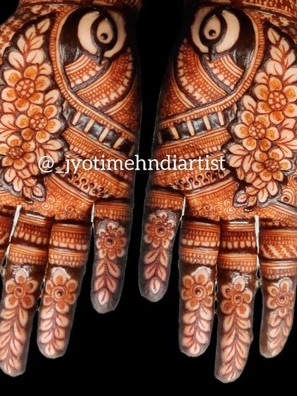 Symmetrical floral patterns for a beautiful bridal look. This design covers the entire palm with blooming flowers and matching details on each finger.