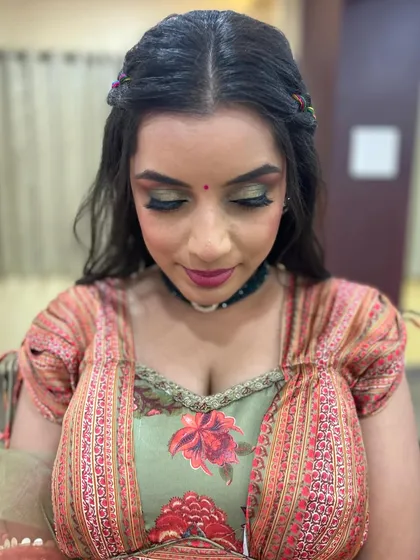 A close-up of the powerful green and gold eyeshadow for this Mehendi bride. A perfect example of how we can play with color for pre-wedding events.