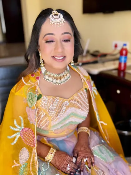 Another shot of Varija's stunning look. The colorful outfit and fresh makeup are a perfect combination for a summer wedding event.