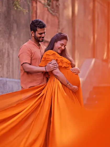 Our mustard georgette gown features four separate trails for a unique, wing-like effect. It's a vibrant and dynamic choice for a memorable maternity or pre-wedding shoot.