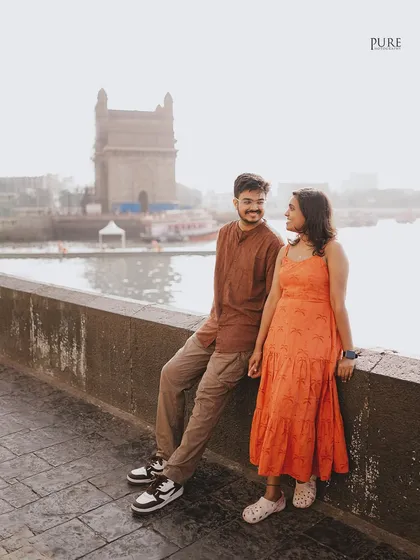 A relaxed moment for Nikit and Anusha by the sea wall, with the Gateway of India softly focused in the background. It’s a simple, happy portrait that captures their easy connection.