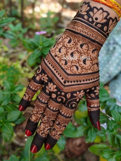 A beautiful back-of-hand design with a V-shaped pattern of leaves and swirls.