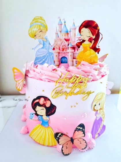 Another look at this magical princess cake, adorned with butterflies. I love creating variations to make each cake unique, even with a similar theme.