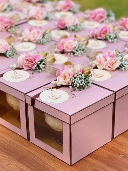 Your perfect little thank you, wisqed to perfection. These pink dessert boxes are decorated with intricate floral arrangements and custom branded tags, making them an elegant party favour.