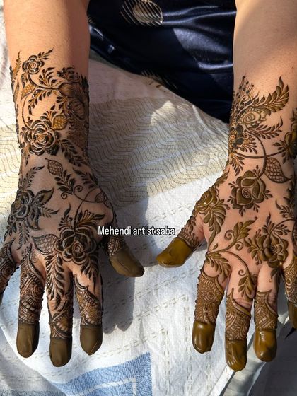 An elegant rose vine design on the back of the hands. This is a classic Arabic style that is both beautiful and not overly heavy.