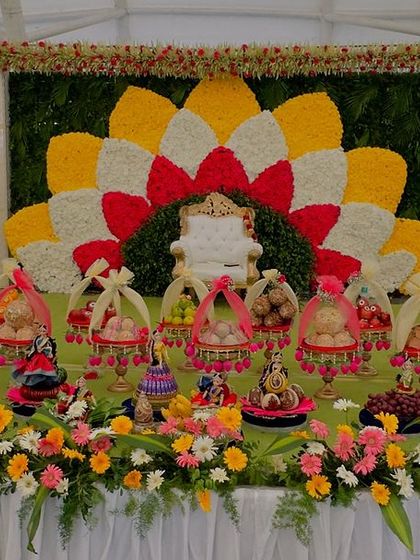 Siri - Custom Gift Hampers & Return Gifts Grand Event Displays photo 40