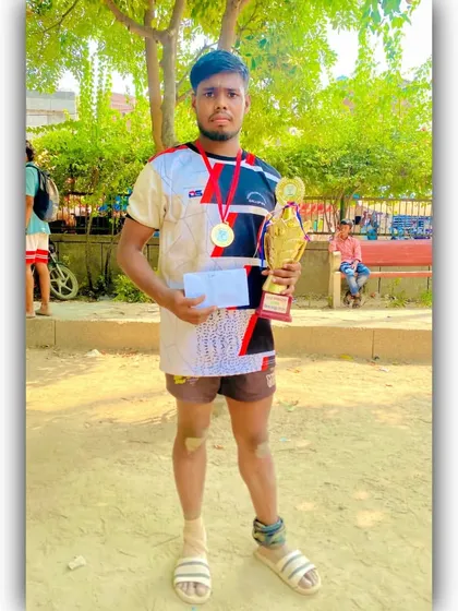 A player with his well-earned trophy and prize.