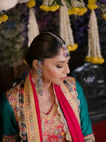 Looking for the perfect mehendi jewellery? Our colourful maang teeka and long earrings are a stunning combination.