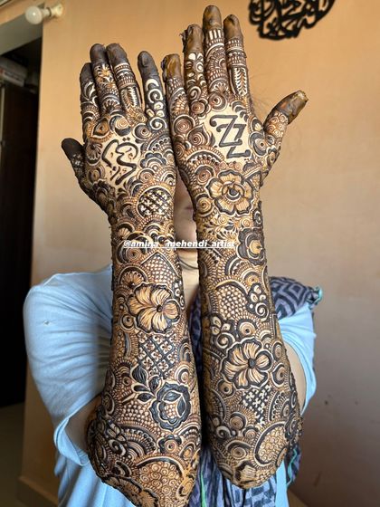 A beautiful design featuring the initials 'Z' and 'Z' and a heart, symbolizing the couple's love.